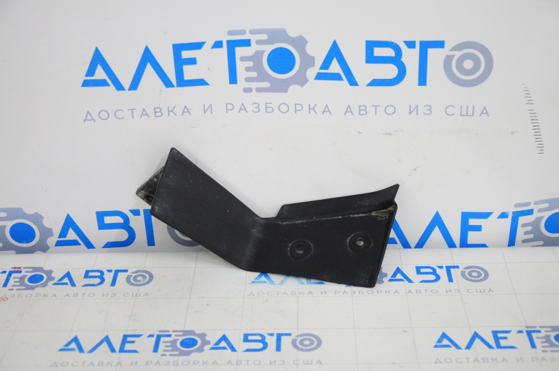 Rear left mudguard on the sill of a Toyota Highlander 2008-2013