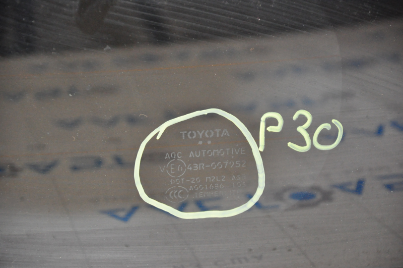 Rear glass of the trunk door small Toyota Prius 30 10-15 tinted, scratches