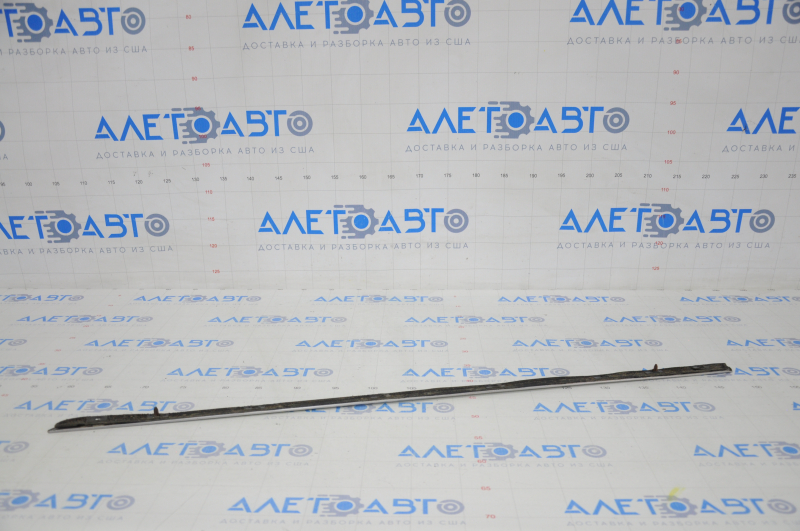 Molding center door trim lower rear right Chevrolet Volt 11-15 scratches