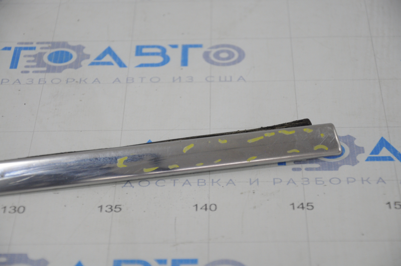 Molding center door trim lower rear right Chevrolet Volt 11-15 scratches