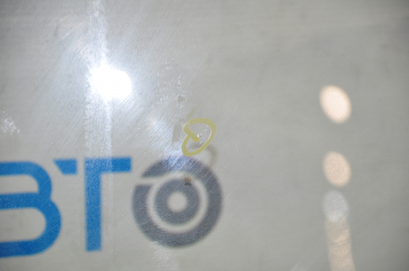 Windshield VW Tiguan 09-18 SAINT-GOBANA SEKURIT, air on the edge, chips, scratches