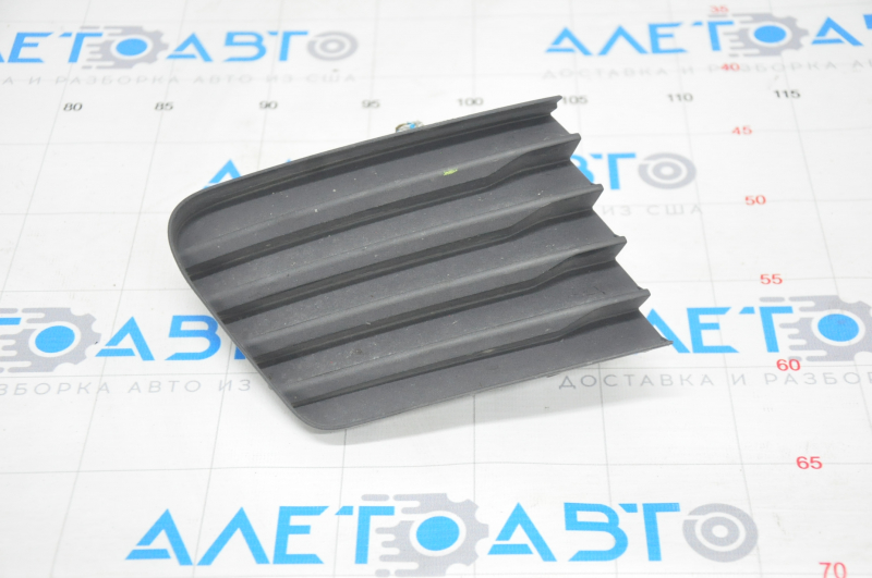Left bumper grille Toyota Prius V 12-14 pre-rest, without fog lights, cracked fastener