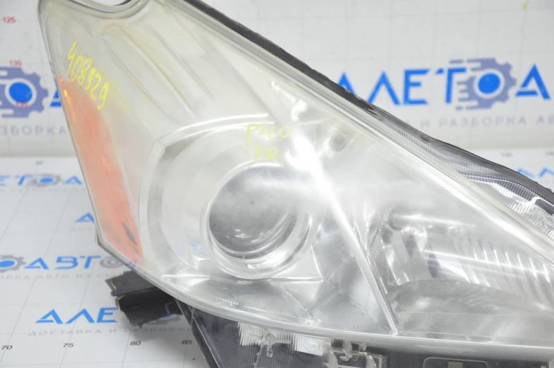 Headlight front right Toyota Prius V 12-14 bare prerest halogen, for polishing, broken fastener