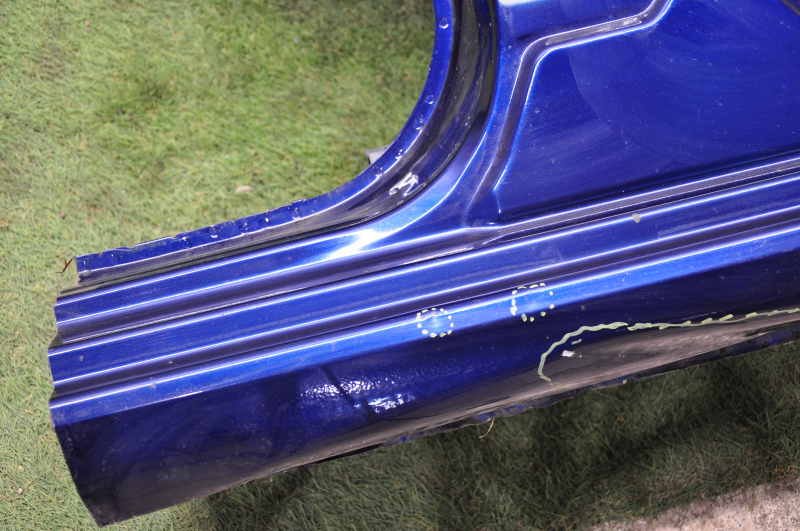 The central right body pillar of Nissan Altima 19-25 is sawn off, bumps, dent