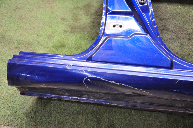 The central right body pillar of Nissan Altima 19-25 is sawn off, bumps, dent