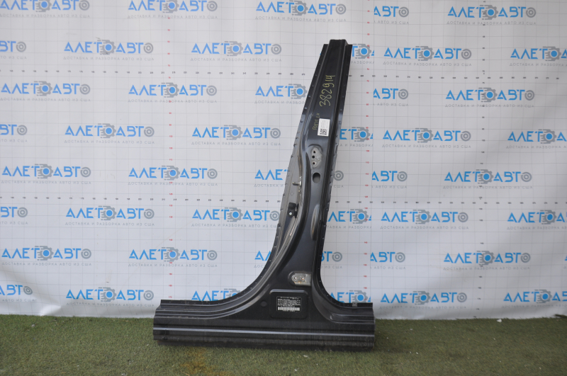 The central left body pillar of Subaru Forester 14-18 SJ is sawn off, butt
