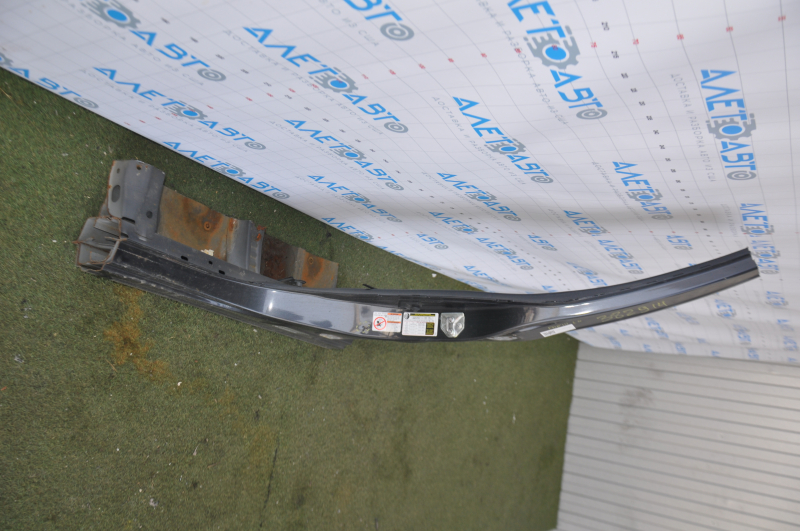 The central left body pillar of Subaru Forester 14-18 SJ is sawn off, butt