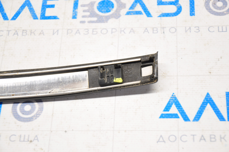 Roof trim right Subaru Forester 14-18 SJ under roof rails, broken latch, pressed