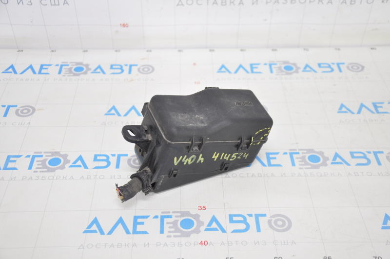 Relay unit under hood right Toyota Camry v40 hybrid crack on cover