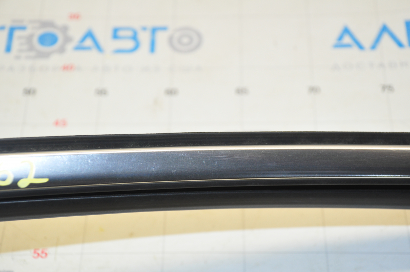 Upper rear right door molding Chevrolet Malibu 16- chrome with glass seal, scratches, for polishing