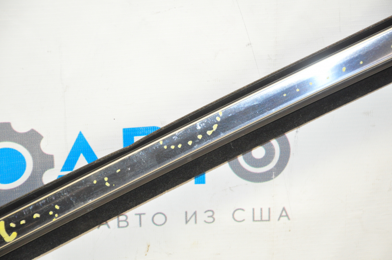 Glass seal rear left Lincoln MKX 16- with upper chrome molding, scratches, for polishing
