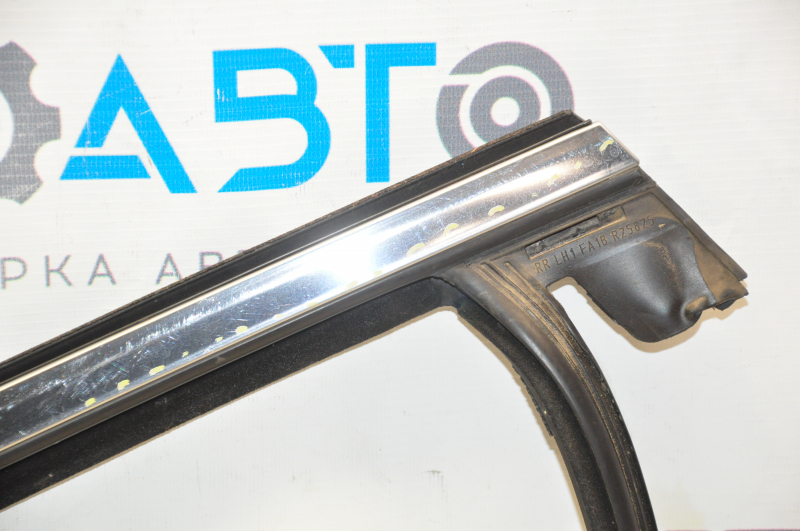 Glass seal rear left Lincoln MKX 16- with upper chrome molding, scratches, for polishing