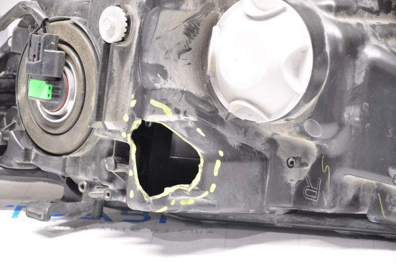 Headlight front right Nissan Rogue 14-16 bare halogen hole in housing, broken fasteners, crack, needs polishing