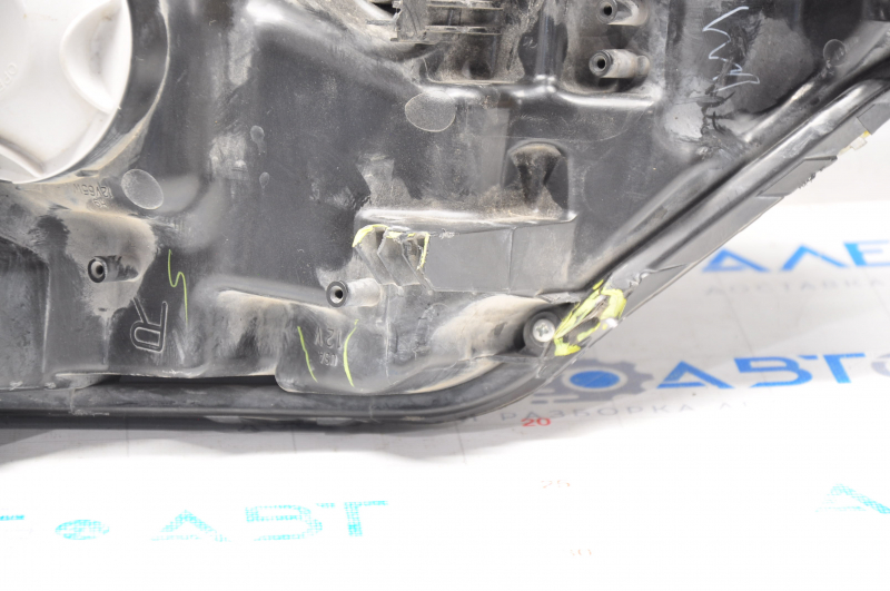 Headlight front right Nissan Rogue 14-16 bare halogen hole in housing, broken fasteners, crack, needs polishing