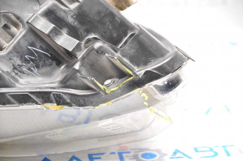 Headlight front right Nissan Rogue 14-16 bare halogen hole in housing, broken fasteners, crack, needs polishing