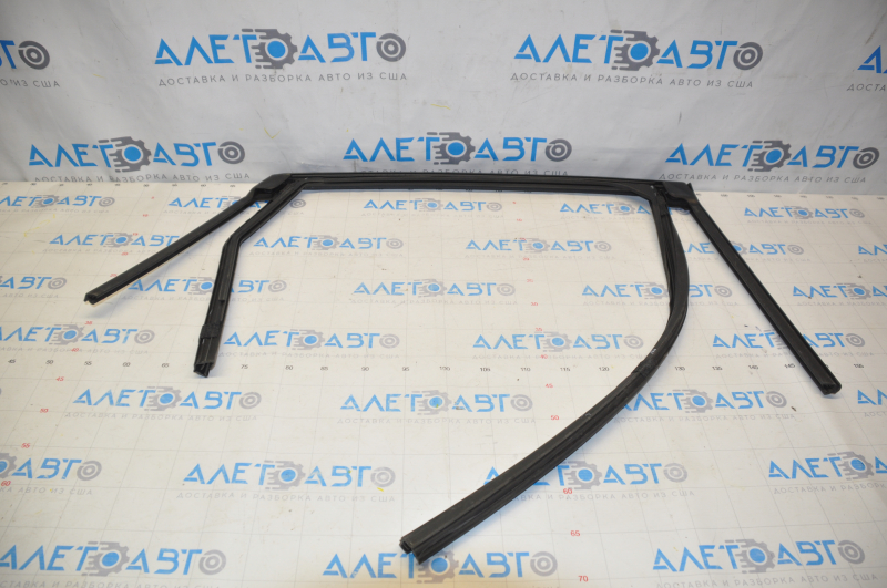 Upper rear left door molding Ford Escape MK4 20- chrome, with glass seal, minor scratches, for polishing