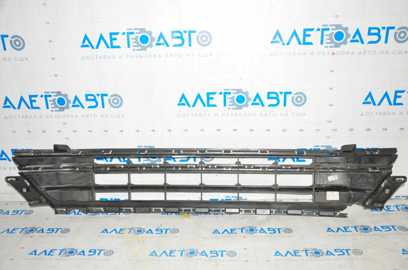 Lower grille of front bumper VW Jetta 15-18 USA without parking sensors, no fragment, pressed