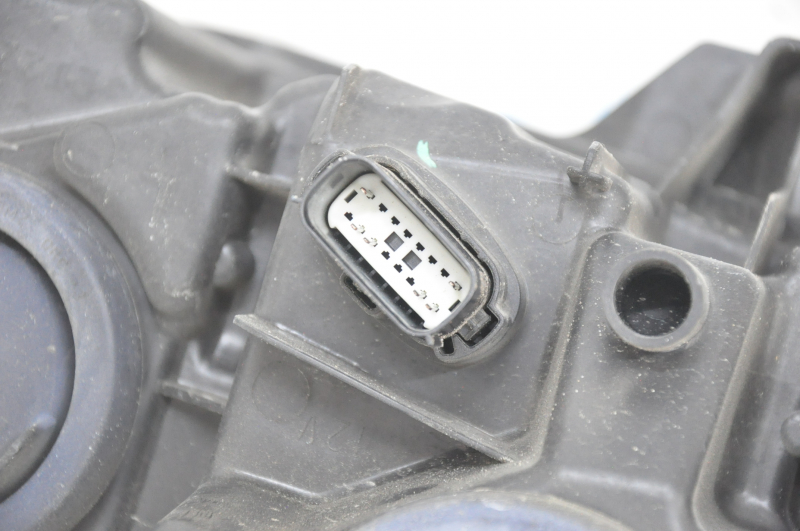 Headlight front left Ford Fusion mk5 13-16 sand, micro-cracks on glass