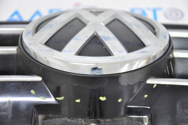 Radiator grill VW Jetta 15-18 USA with badge, with chrome, bumps on chrome, peeling varnish