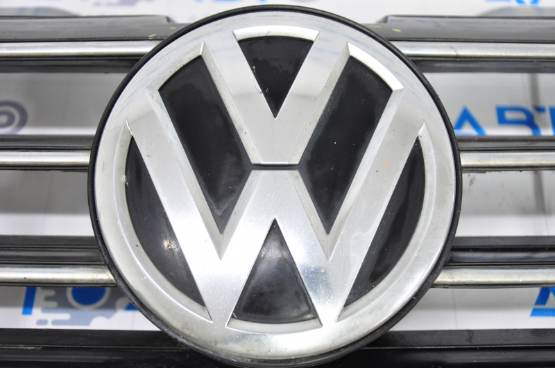 Radiator grill VW Jetta 15-18 USA with badge, with chrome, bumps on chrome, peeling varnish
