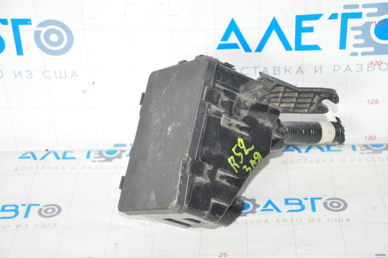 Nissan Pathfinder 13-20 rear left underhood fuse box, crack on cover