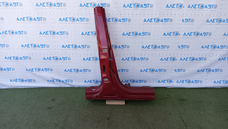 The central right body pillar of VW Tiguan 09-17 is sawn off, bumps, dents