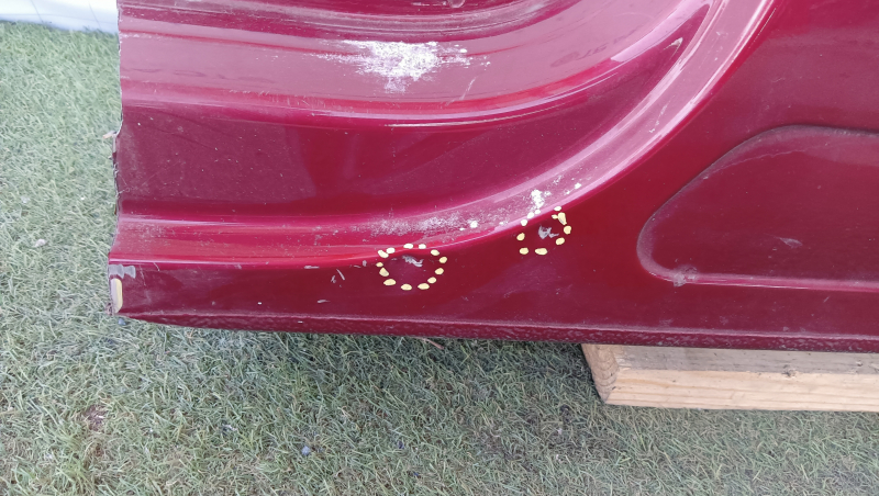 The central right body pillar of VW Tiguan 09-17 is sawn off, bumps, dents