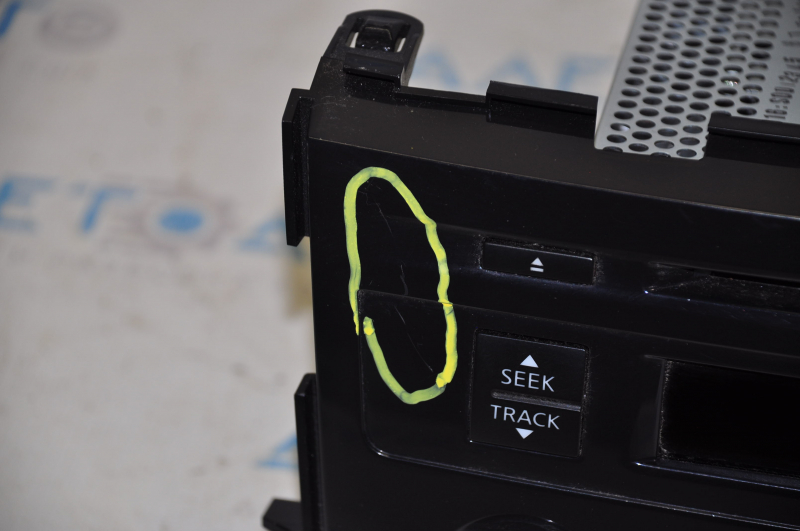 Monitor, display Nissan Altima 13-18 scratches on the overlay