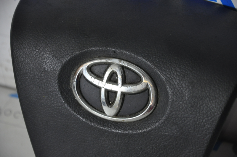 Airbag in the driver's steering wheel of a Toyota Camry V50 12-14 USA LE, chrome plated, rusty pyrotechnics