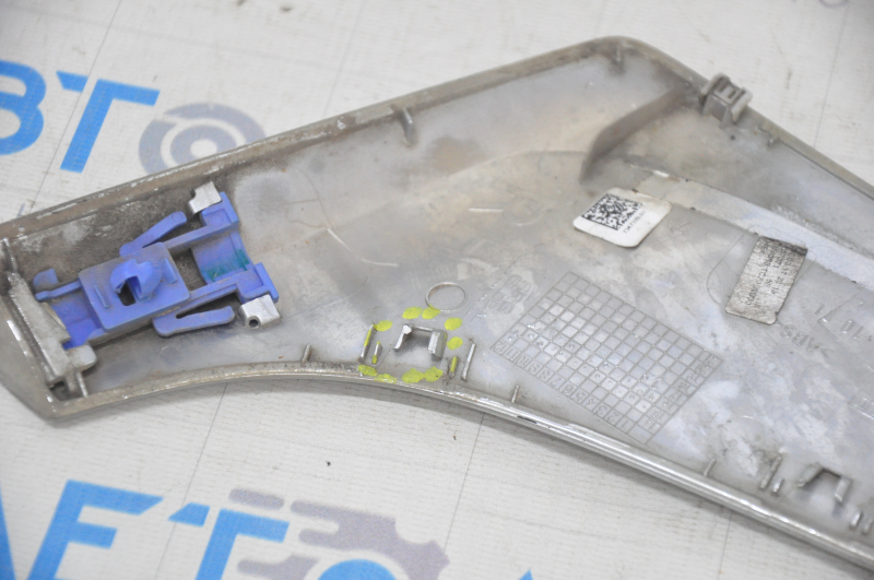 Air duct trim on the right wing BMW 7 G11 G12 16-19 chrome, broken fastener