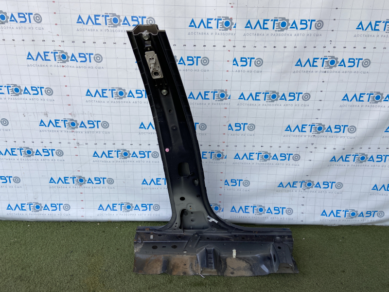 The central left body pillar of Subaru Forester 14-18 SJ is sawn off, pokes