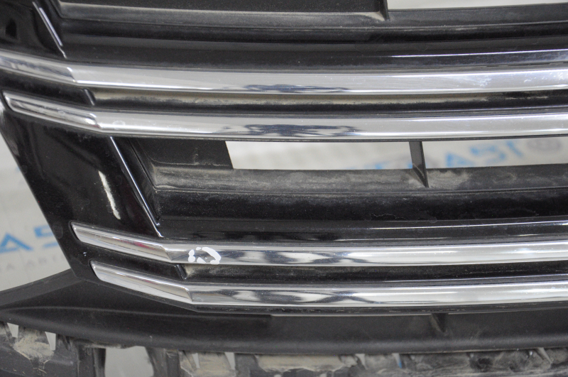 Radiator grill assembly VW Tiguan 12-17 rest with badge, cracks, crack, bumps and sand on chrome