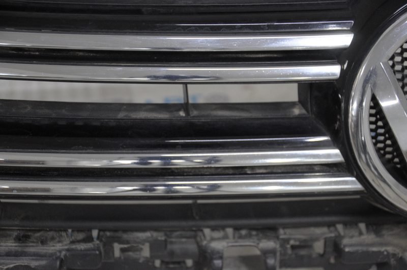 Radiator grill assembly VW Tiguan 12-17 rest with badge, cracks, crack, bumps and sand on chrome