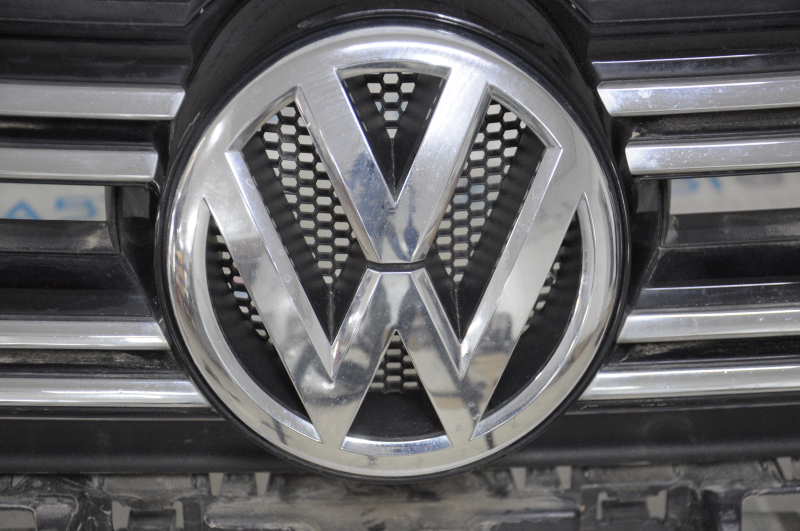 Radiator grill assembly VW Tiguan 12-17 rest with badge, cracks, crack, bumps and sand on chrome