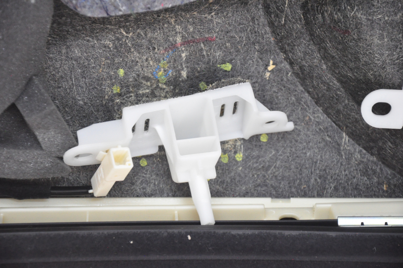 Door trim card front left Lexus RX300 RX330 RX350 RX400H 04-09 beige, broken guide, torn off rep, butt