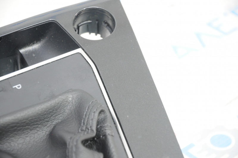 Gear knob VW Tiguan 18-24 with shifter cover under Start-Stop button, black leather, worn, scratches