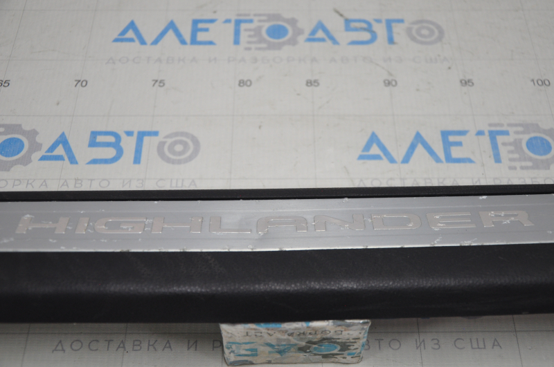 Door sill trim front left Toyota Highlander 20- black, scratches, dents