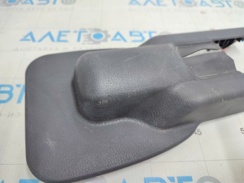 Seat runner trim 2nd row left inner Toyota Highlander 20- scratches
