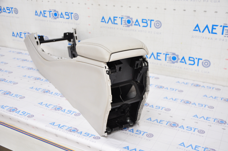 Console central armrest Mercedes CLA 14-19 gray, scratches under the air duct, without air duct