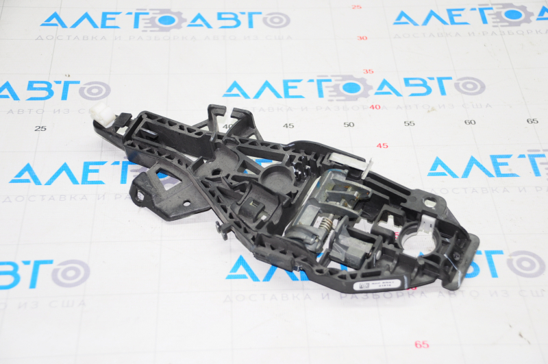 Front right door handle mechanism for a 16-17 Chevrolet Malibu