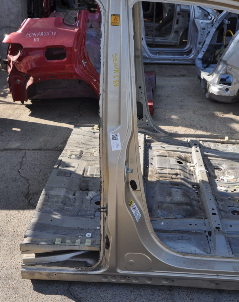 Body pillar central right Toyota Sienna 11-17 on the body