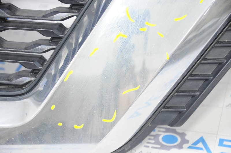 Radiator grill grill Nissan Rogue 17- without camera, under radar, under round emblem, japan built with emblem, scratches, sand