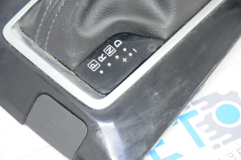 Nissan Rogue 17 gear shifter cover - black, scratches, broken mount