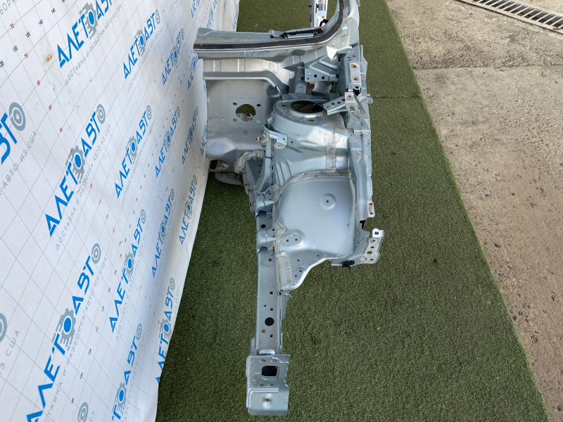 Front left quarter Toyota Prius 30 10-15 green, with central pillar
