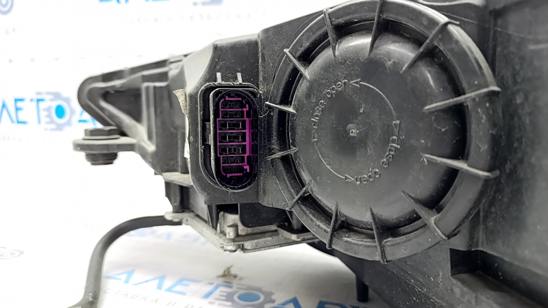 Front right headlight complete Audi A3 8V 15-16 xenon hid, with lower mount, sand, crack under glass