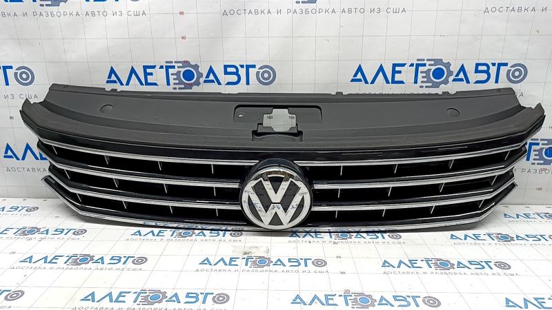 Radiator grill with badge VW Passat b8 16-19 USA sand, crack in fastening, melted plastic, scratch