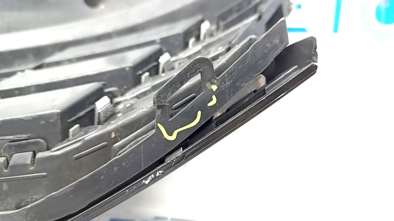Radiator grill with badge VW Passat b8 16-19 USA sand, crack in fastening, melted plastic, scratch