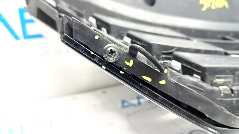 Radiator grill with badge VW Passat b8 16-19 USA sand, crack in fastening, melted plastic, scratch