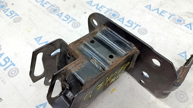 Front bumper reinforcement fang right Audi Q7 4L 10-15 rust
