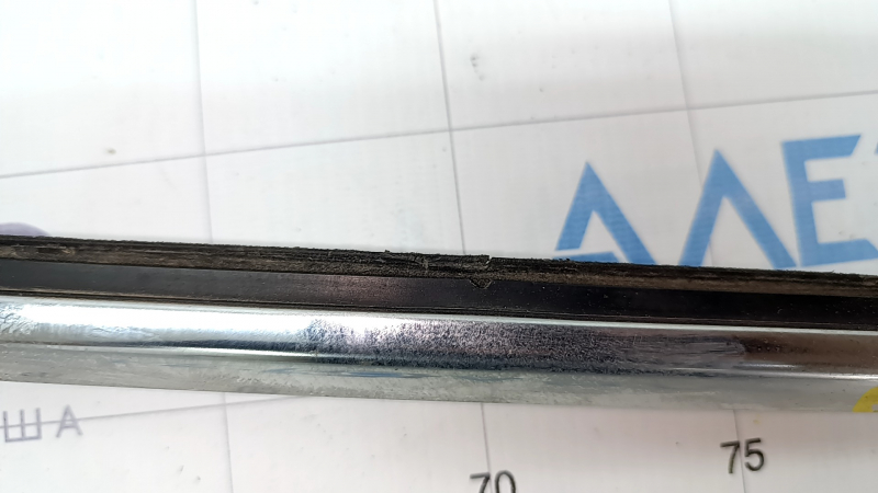 Molding door-glass central front left Infiniti JX35 QX60 13- scratches, torn seal